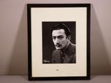 photographie en noir et blanc d'un homme en costume et cravate