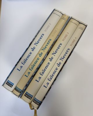 une pile de livres posée sur une table