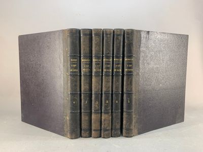 trois livres sont empilés sur une table