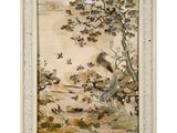 un tableau représentant une femme assise sur un banc, avec des oiseaux en arrière-plan
