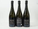 trois bouteilles de vin posées sur une table blanche