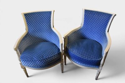 paire de fauteuils rembourrés bleus avec des coussins rembourrés à motif en losanges