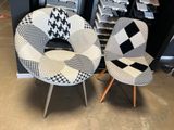 deux chaises ornées de motifs noirs et blancs dans un magasin