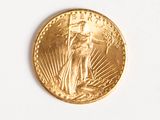 une image d'une pièce d'or sur une surface blanche