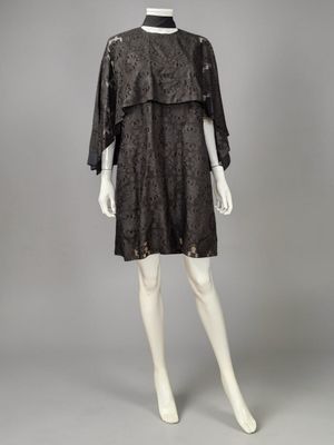 une robe de mannequin en dentelle noire sur un mannequin mannequin mannequin mannequin mannequin mannequin mannequin mannequin mann