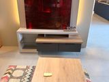 un salon avec un canapé, une table et une télévision