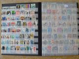 une photo d'un classeur sur lequel sont collés des timbres