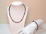 un mannequin blanc portant un collier et un bracelet