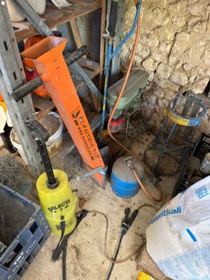 une photo montrant un tas d'outils et de matériel dans une pièce