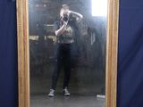 un homme se prenant en photo dans un miroir