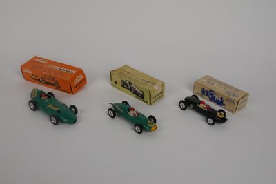 plusieurs petites voitures sont alignées sur une surface blanche