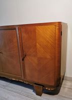Buffet en bois de placage. La partie centrale à décor de fri… (photo 2)