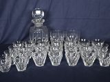 beaucoup de verres et une carafe sur la table