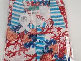 un gros plan sur une chemise posée sur une table blanche, avec une chemise à rayures rouges et bleues