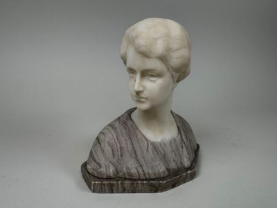 buste en marbre d'une femme coiffée d'un turban