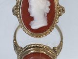 une image représentant une bague en or ornée d'un camée représentant la tête d'une femme