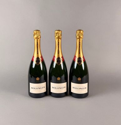 trois bouteilles de champagne posées côte à côte sur une table