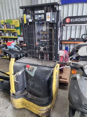un chariot élévateur avec un grand conteneur à l'arrière