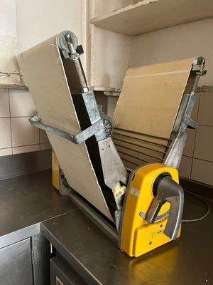 une machine posée sur le comptoir d'une cuisine