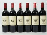 six bouteilles de vin rouge sont alignées