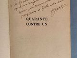 un gros plan d'un livre sur lequel figurent des inscriptions, posé sur une surface bleue
