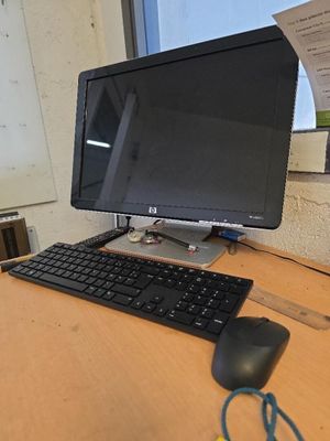 un bureau sur lequel se trouvent un ordinateur, un clavier et une souris