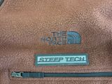 the north face brown flee jacket with the logo on it