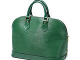 un sac Louis Vuitton vert sur fond blanc
