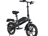 un gros plan d'une trottinette électrique noire sur fond blanc