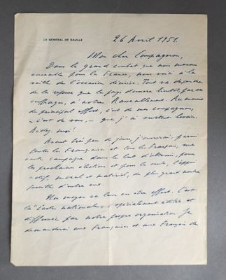 un gros plan d'un morceau de papier sur lequel on a écrit