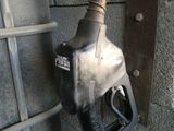 une pompe à essence fixée sur le côté d'un bâtiment