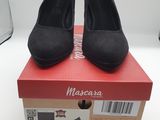 Il y a deux paires de chaussures noires posées sur la boîte.