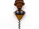 une horloge sur laquelle figure un homme portant un chapeau