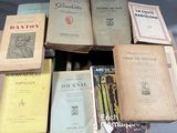 plusieurs vieux livres sont empilés sur une table