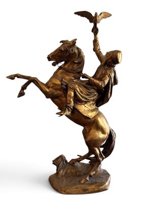 statue en bronze représentant une femme à cheval tenant un oiseau dans la main