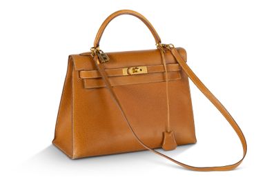 un sac à main en cuir marron sur fond blanc