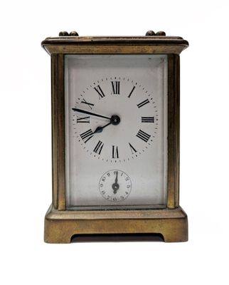 une petite horloge dont le cadran est orné de chiffres romains