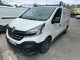 La camionnette blanche est garée sur le parking, à côté de la camionnette blanche.