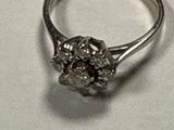 une bague en argent surmontée d'une fleur