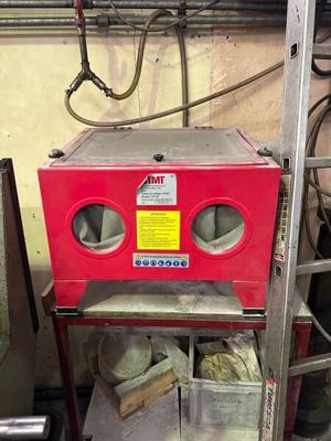 une machine rouge qui se trouve dans une pièce