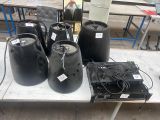 une table sur laquelle sont posés plusieurs fûts noirs