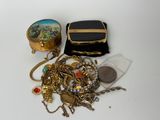 de nombreux bijoux posés sur une table blanche