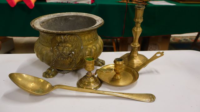 Petit lot de cuivre : cuillère à ragout, 2 bougeoirs, un chandeli...