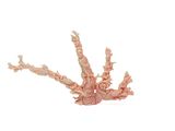 une petite figurine représentant un arbre mort posée sur une surface blanche