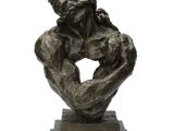 sculpture représentant un homme se tenant la tête entre les mains, posée sur un socle en marbre