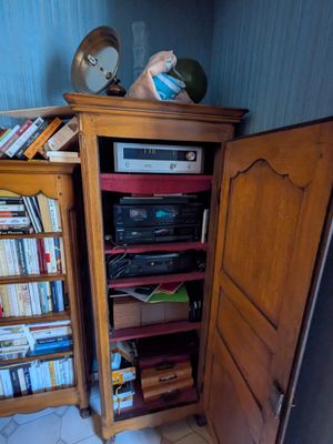 une armoire en bois sur laquelle sont posés plusieurs livres