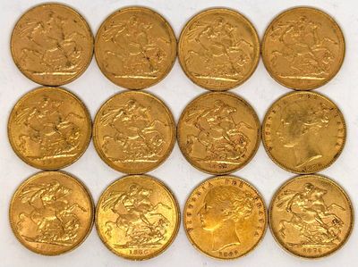 gros plan d'un paquet de pièces d'or sur une surface blanche