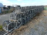 un tas de casiers à homards posés au bord de la route