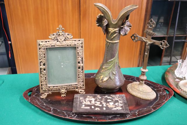 Plat ovale en bois laqué crucifix en cuivre, vase Art Nouveau en ...