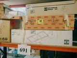 de nombreuses boîtes sur une étagère dans un magasin